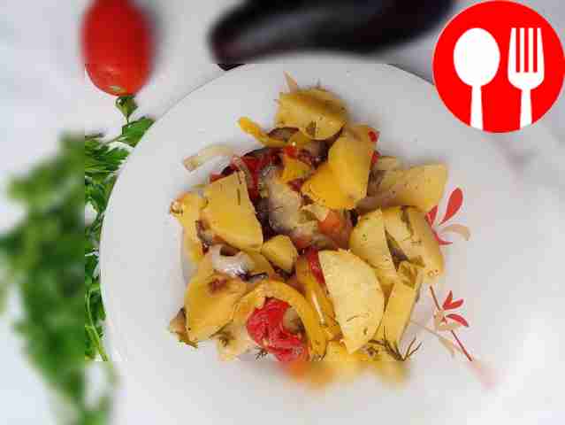 Ароматный картофель с овощами, запеченный в рукаве