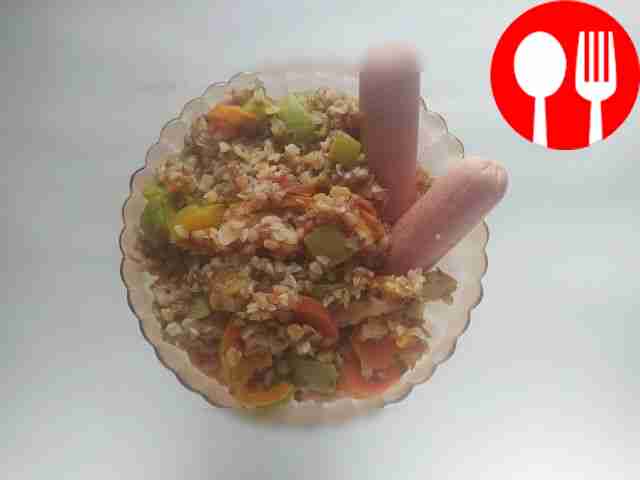 Вареная гречневая каша с овощами и сосисками