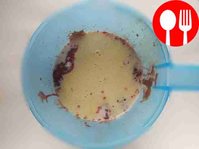 Соедините печень с яичной массой, влейте...