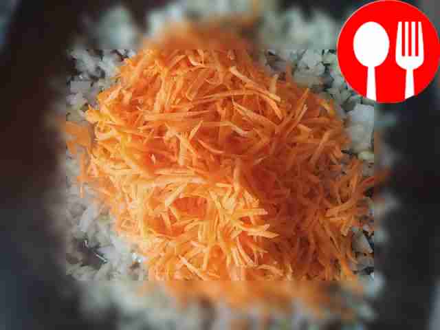 На заранее разогретой сковороде обжарьте лук с...