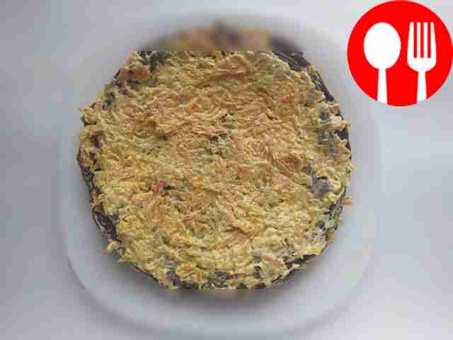 Смазывайте каждый блин сметано-майонезной...