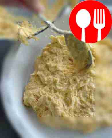 Разложите тесто по форме, смазанной сливочным...