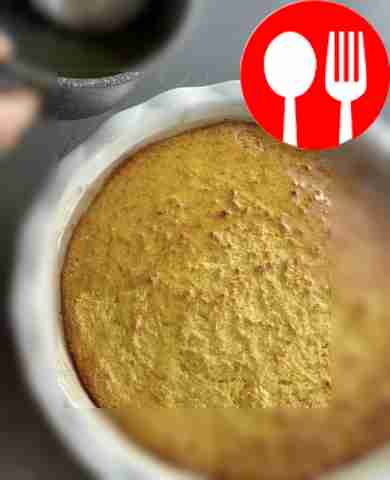 Достаньте пирог из духовки и сразу полейте его...