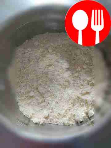 Просейте муку и разрыхлитель вместе с мягким...