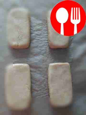 Разделите тесто на плоские прямоугольники...