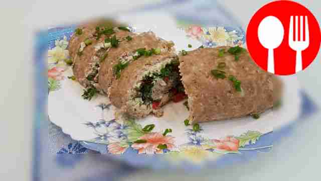 Minced meat roll with melted cheese, tomatoes and herbs
