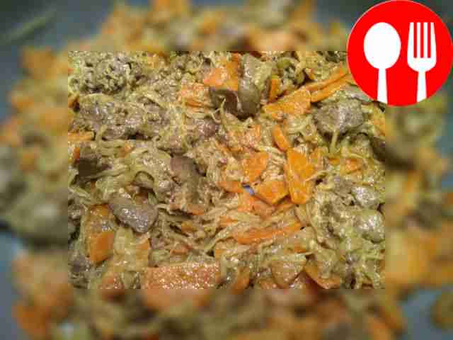 Куриная печень с овощами на сковородке