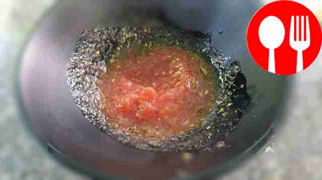 Натрите помидоры на мелкой тёрке, соедините их...