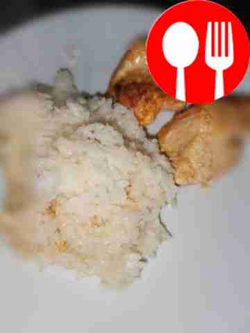 Chicken with rice and ketchup