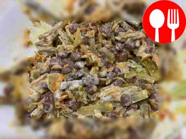 Салат с хрустящими сухариками и фасолью