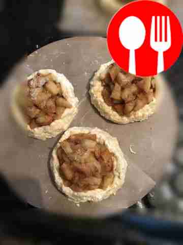 Place the filling in the center of the galette.