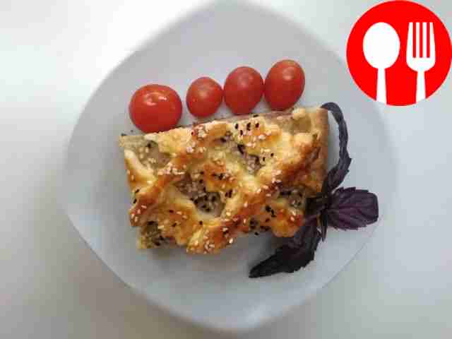 Праздничный пирог из слоено-дрожжевого теста