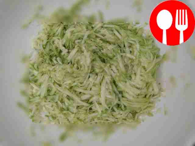 Кабачок, подготовленный заранее, натрите на...