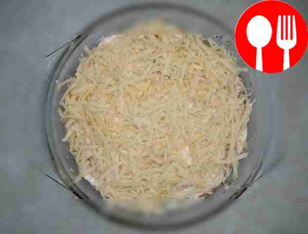 Сформуйте сухую форму для выпечки растительным...