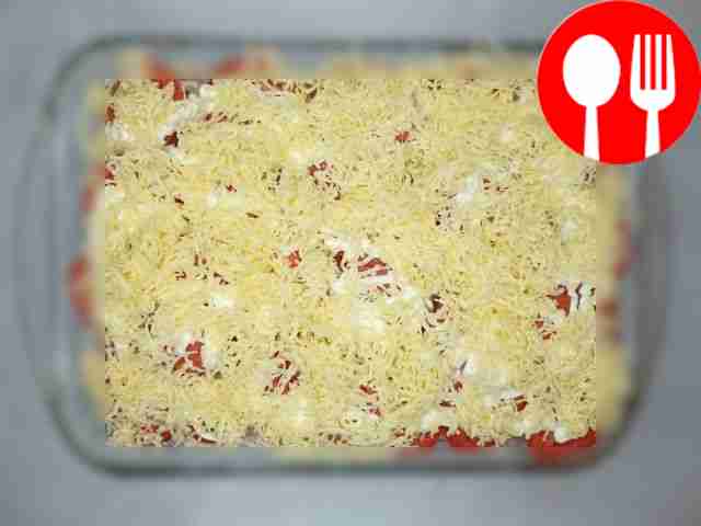 Coat the tomato layer with mayonnaise and...