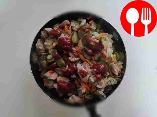 Cut the carrots into thin strips, the onions...