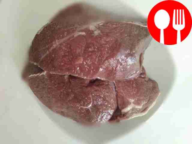 Подготовьте мясо к обжарке. Говяжью вырезку...