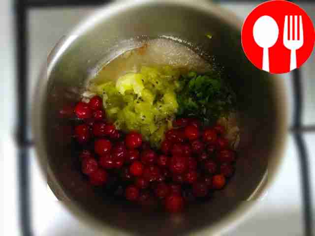 Приготовьте ягодный соус. Порежьте киви...