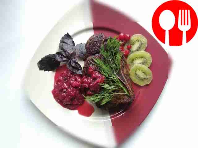 Пикантная говядина с ягодным соусом