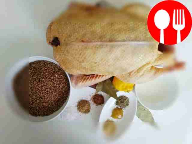 Тушку утки тщательно промойте и обдайте...