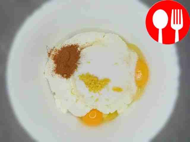 Соедините творог, яйца, сахар, корицу и цедру...