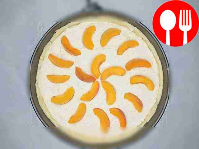 Переложите начинку в форму для теста. Абрикосы...