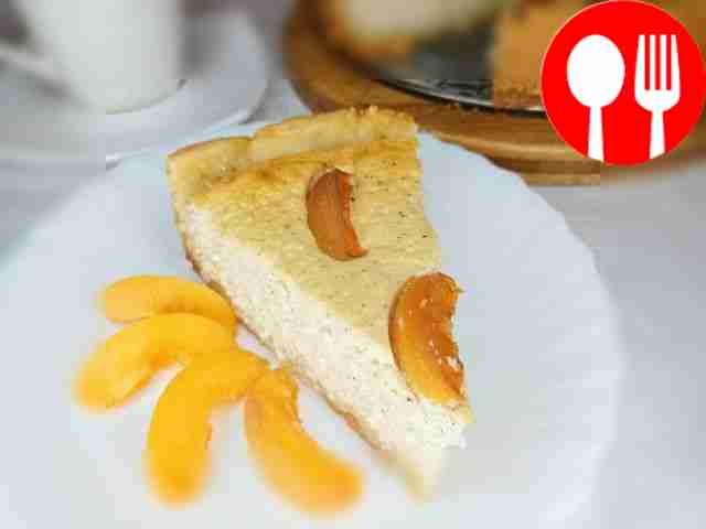 Порция пирога эффектно ляжет на белой...