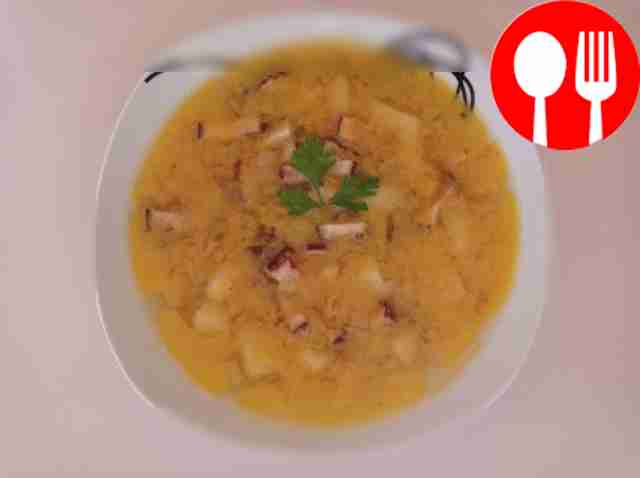 Spicy pea soup with bacon