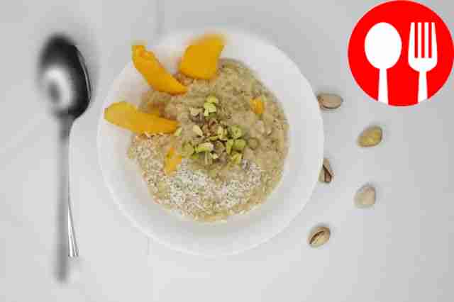 Exotic oatmeal with mango and pistachios
