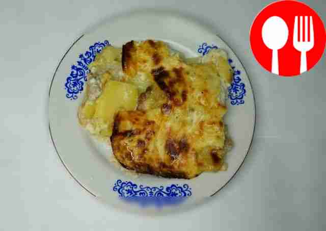 Пикантная свинина с соусом бешамель