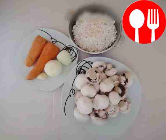 Холодной водой тщательно промойте шампиньоны,...