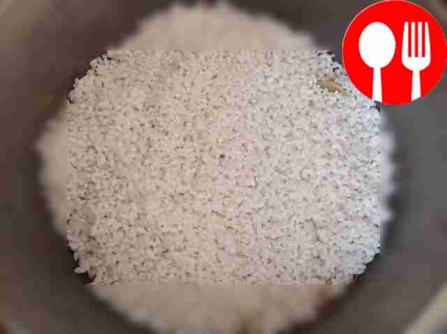 Хорошо промойте рис после предварительного...