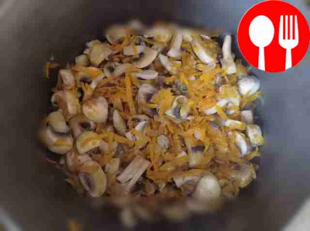 Нарежьте лук мелкими кубиками, морковь —...