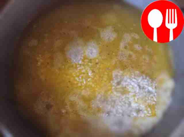 Выложите предварительно приготовленный рис на...