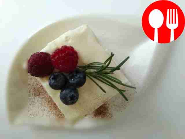 Decorate the cake as you wish: fresh...