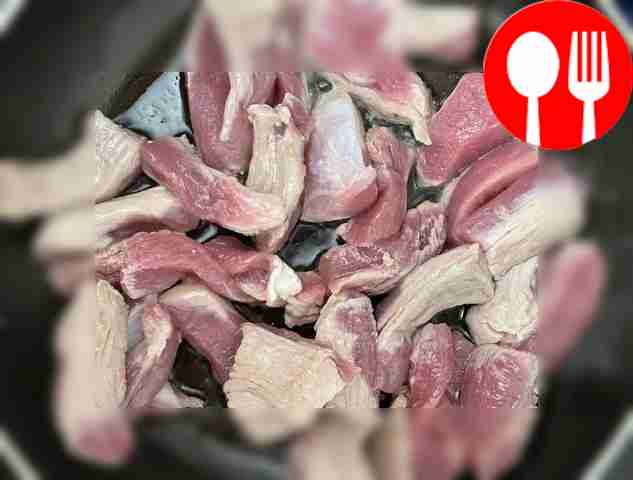 First of all, cut the meat into small slices...