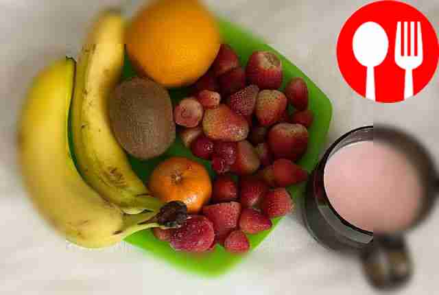 Очистите фрукты от кожуры. Промойте клубнику и...