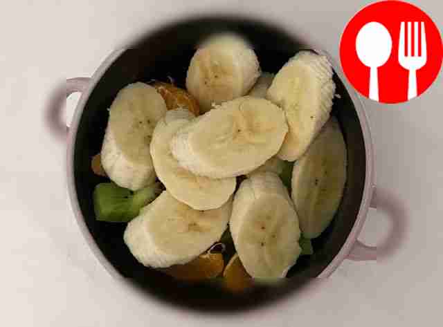 Бананы нарежьте маленькими дольками. Киви,...