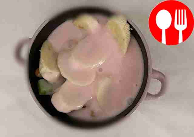 Залейте фрукты ароматизированным йогуртом в...