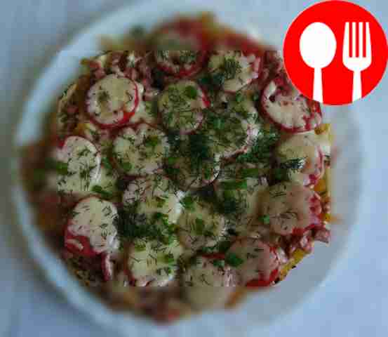 Картофельная запеканка с колбасой и помидорами на сковороде