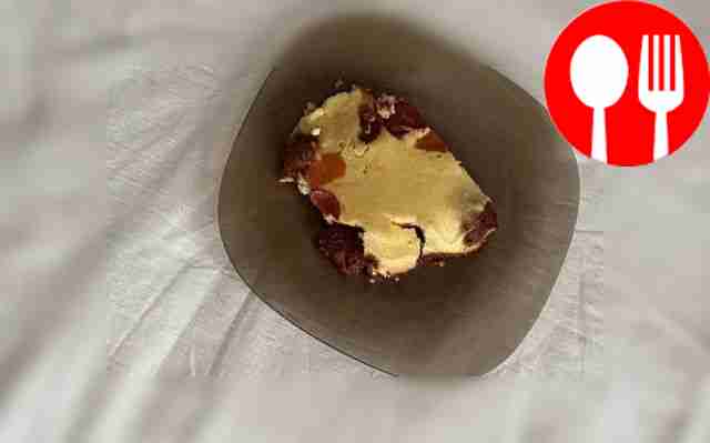 Творожная запеканка с замороженной клубникой