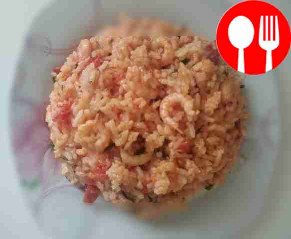 Boiled rice with shrimp and tomatoes
