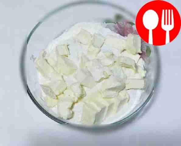 Соедините муку с солью и холодным нарезанным...