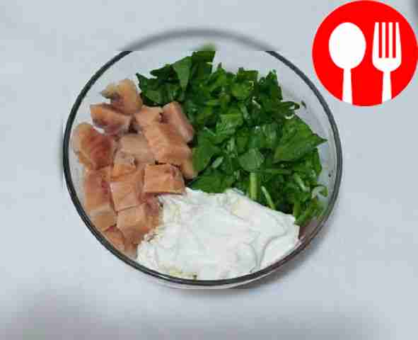 В миску добавьте рыбу, нарезанную кубиками,...