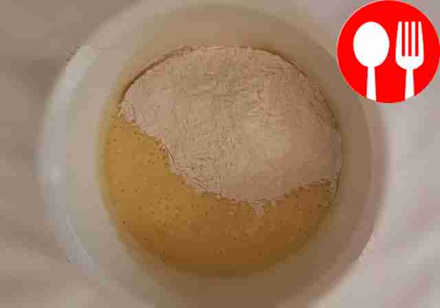 Возьмите глубокую миску, влейте кефир и...