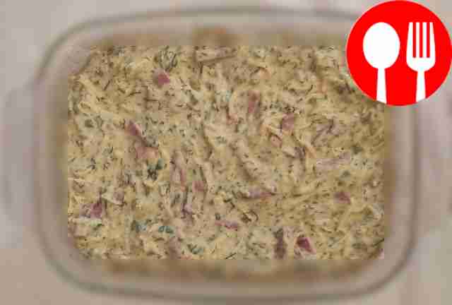 Смазать форму для запекания небольшим кусочком...