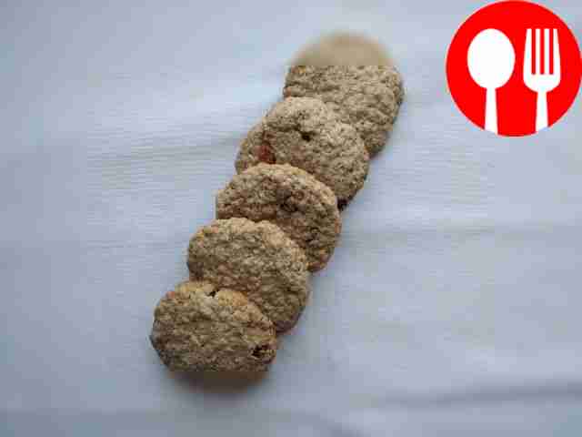 Oatmeal cookies with raisins and cinnamon in the oven