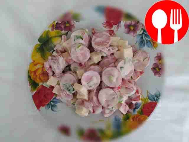 Salad with sausages, tomatoes and cheese