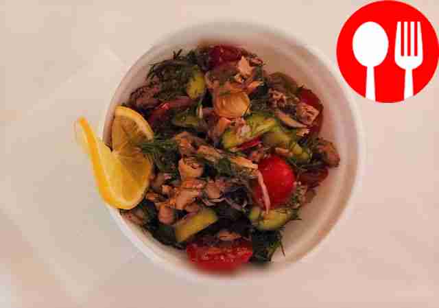 Vegetable salad with smoked tuna