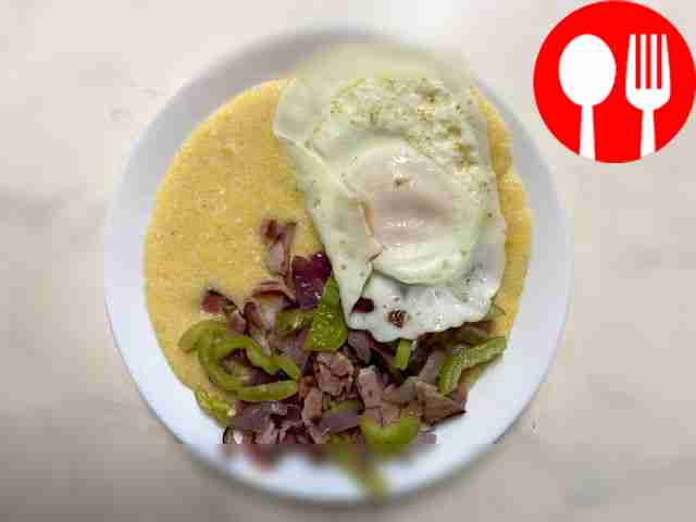 Сытная кукурузная каша с беконом